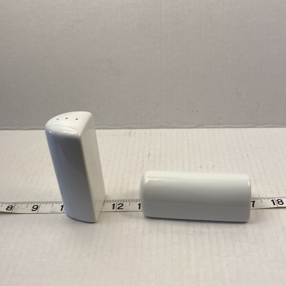 𝅺CERAMIC salt and pepper, shakers white minimalist classic mod clean lines - Picture 4 of 5